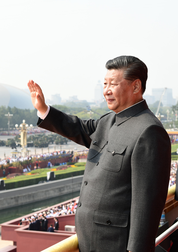 2019年10月1日，慶祝中華人民共和國成立70周年大會在北京天安門廣場隆重舉行。中共中央總書記、國家主席、中央軍委主席習近平發表重要講話並檢閱受閱部隊。這是習近平在天安門城樓上。新華社記者 謝環馳 攝