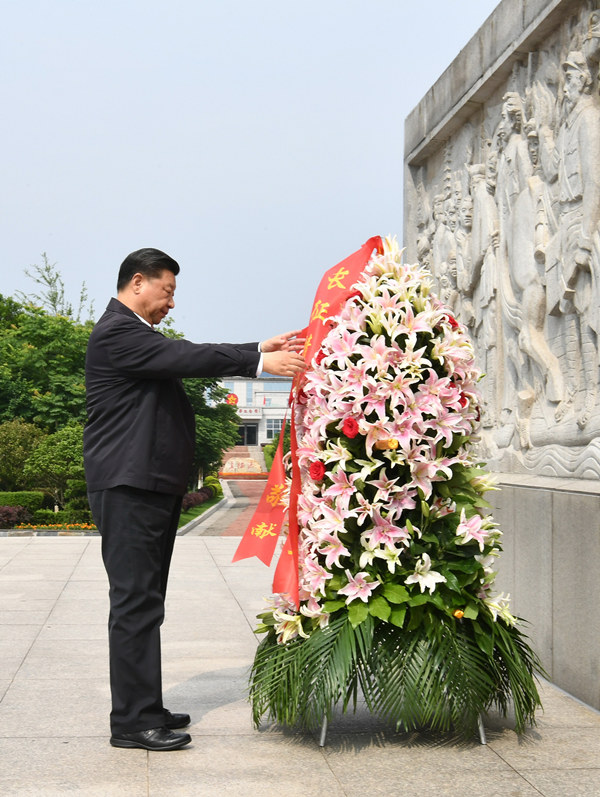 2019年5月20日，正在江西考察調研的中共中央總書記、國家主席、中央軍委主席習近平，來到中央紅軍長征集結出發(fā)地贛州市於都縣，向中央紅軍長征出發(fā)紀念碑敬獻花籃。新華社記者 謝環(huán)馳 攝