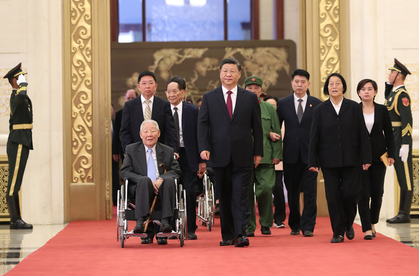 2019年9月29日，中華人民共和國國家勛章和國家榮譽稱號頒授儀式在北京人民大會堂金色大廳隆重舉行。這是中共中央總書記、國家主席、中央軍委主席習(xí)近平同國家勛章和國家榮譽稱號獲得者一同步入會場。新華社記者 丁海濤 攝