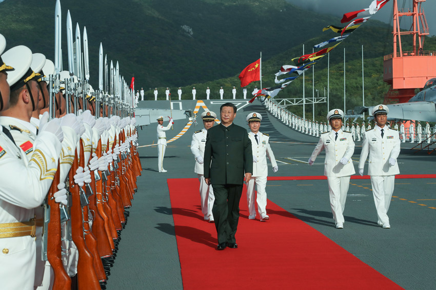 2019年12月17日，我國第一艘國產(chǎn)航空母艦山東艦在海南三亞某軍港交付海軍。中共中央總書記、國家主席、中央軍委主席習(xí)近平出席交接入列儀式並登艦視察。這是儀式結(jié)束后，習(xí)近平登上山東艦，檢閱儀仗隊(duì)。新華社記者 李剛 攝