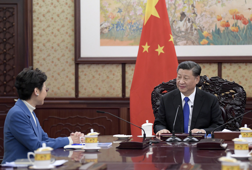 2019年12月16日，國家主席習(xí)近平在中南海會見來京述職的香港特別行政區(qū)行政長官林鄭月娥。新華社記者 李學(xué)仁 攝