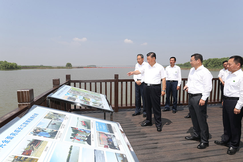 8月18日至21日，中共中央總書記、國家主席、中央軍委主席習(xí)近平在安徽省考察。這是19日上午，習(xí)近平在馬鞍山市薛家窪生態(tài)園，了解馬鞍山市長江岸線綜合整治和生態(tài)環(huán)境保護(hù)修復(fù)等情況。 新華社記者 王曄 攝