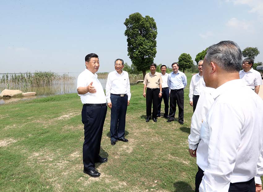 習近平總書記19日上午在安徽省馬鞍山市考察調研。他首先來到薛家窪生態園，實地察看長江水勢水情、岸線綜合整治和生態環境保護修復等情況。隨后，習近平前往中國寶武馬鋼集團，走進生產車間，了解企業復工復產和經營情況。（文字記者：新華社 張曉鬆 攝影記者：新華社 鞠鵬 王曄）