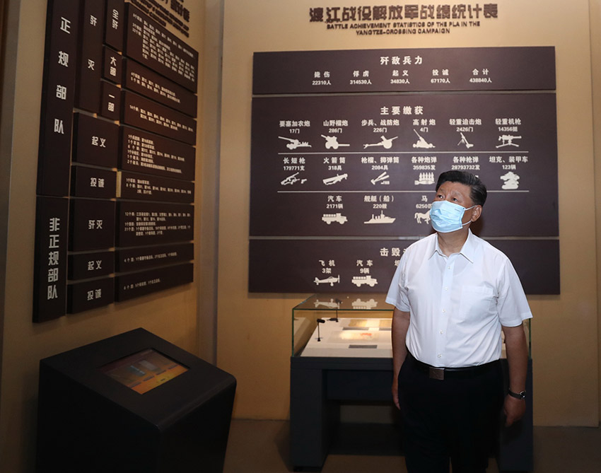 習(xí)近平總書記19日下午在安徽省合肥市考察調(diào)研。他在肥東縣十八聯(lián)圩生態(tài)濕地蓄洪區(qū)巢湖大堤羅家疃段，察看巢湖水勢水情，看望慰問防汛抗洪一線人員、先進(jìn)典型代表和參加抗洪搶險的解放軍、武警部隊(duì)官兵。當(dāng)天下午，習(xí)近平在合肥還參觀了安徽創(chuàng)新館和渡江戰(zhàn)役紀(jì)念館，了解安徽省科技創(chuàng)新和新興產(chǎn)業(yè)發(fā)展情況，重溫革命歷史、緬懷革命先烈。（文字記者：新華社 張曉鬆 攝影記者：新華社 鞠鵬 王曄 燕雁）
