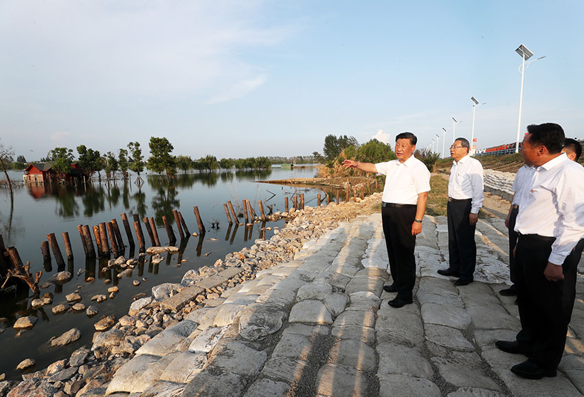 8月18日至21日，中共中央總書記、國家主席、中央軍委主席習近平在安徽省考察。這是19日下午，習近平在合肥市肥東縣十八聯圩生態濕地蓄洪區巢湖大堤羅家疃段考察，了解巢湖主要圩口分洪和蓄洪區受災情況。 新華社記者 王曄 攝