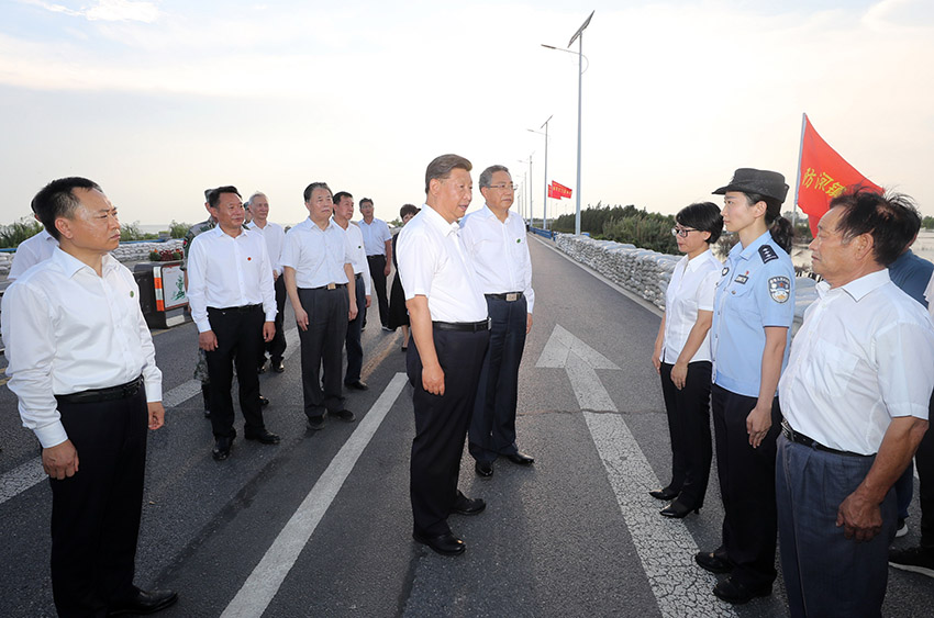 8月18日至21日，中共中央總書記、國家主席、中央軍委主席習近平在安徽省考察。這是19日下午，習近平在合肥市肥東縣十八聯圩生態濕地蓄洪區巢湖大堤上，親切看望慰問在防汛抗洪救災斗爭中犧牲同志的家屬。 新華社記者 王曄 攝