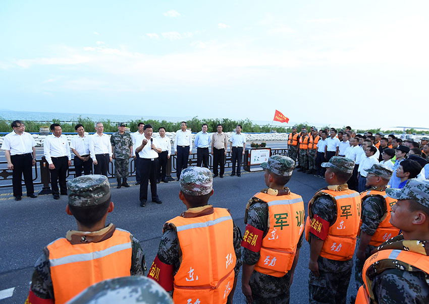 8月18日至21日，中共中央總書記、國家主席、中央軍委主席習近平在安徽省考察。這是19日下午，習近平在合肥市肥東縣十八聯圩生態濕地蓄洪區巢湖大堤上，親切看望慰問在防汛抗洪救災斗爭中犧牲同志的家屬、防汛抗洪一線人員、先進典型代表和參加抗洪搶險的部隊官兵。 新華社記者 燕雁 攝