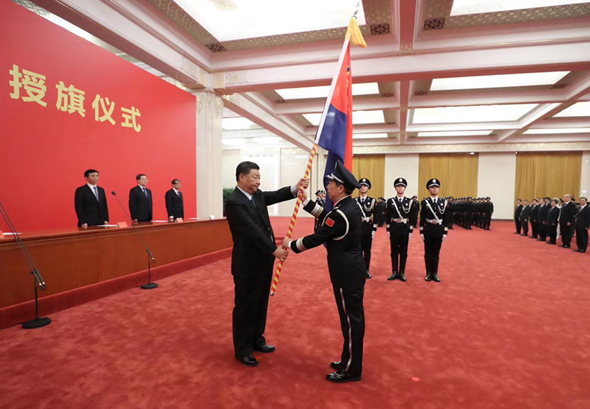 8月26日，中國人民警察警旗授旗儀式在人民大會堂舉行。中共中央總書記、國家主席、中央軍委主席習近平向中國人民警察隊伍授旗並致訓詞。這是習近平向中國人民警察隊伍授旗。 新華社記者 鞠鵬 攝
