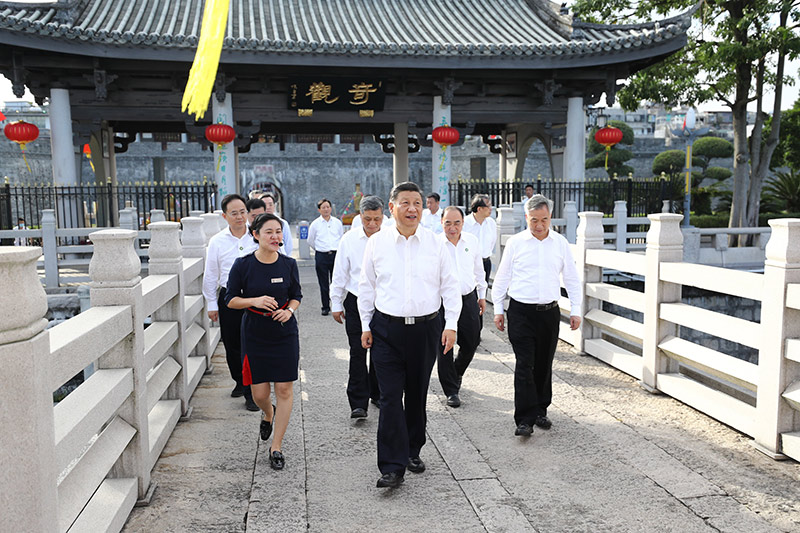 10月12日至13日，中共中央總書記、國(guó)家主席、中央軍委主席習(xí)近平在廣東考察。這是12日下午，習(xí)近平在潮州市察看廣濟(jì)橋，了解橋梁歷史文化特色，聽取修復(fù)保護(hù)情況介紹。 新華社記者 鞠鵬 攝