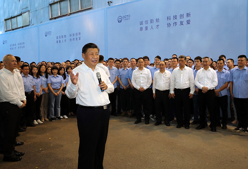 10月12日至13日，中共中央總書記、國家主席、中央軍委主席習近平在廣東考察。這是12日下午，習近平在潮州市潮州三環（集團）股份有限公司，同企業員工親切交流。 新華社記者 鞠鵬 攝