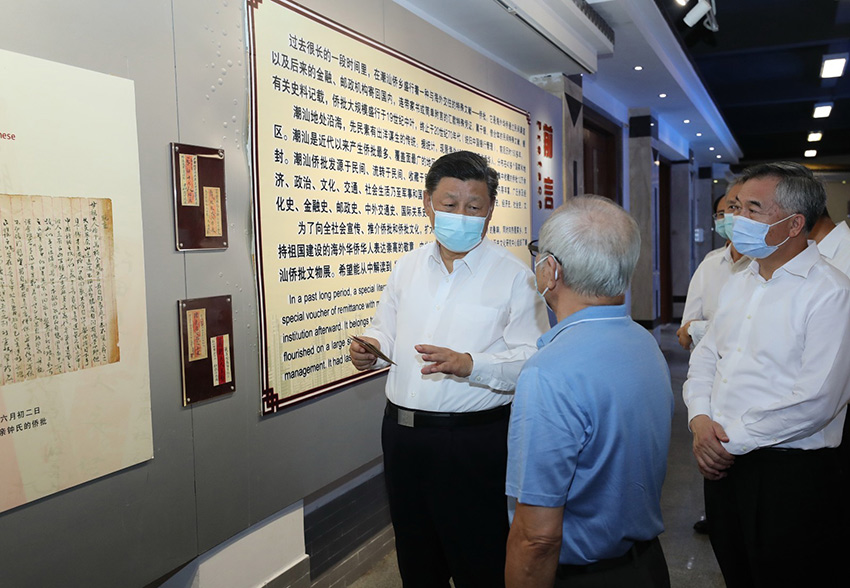 10月12日至13日，中共中央總書記、國家主席、中央軍委主席習近平在廣東考察。這是13日下午，習近平在汕頭市小公園開埠區僑批文物館考察，了解僑批歷史和潮汕華僑文化。 新華社記者 王曄 攝