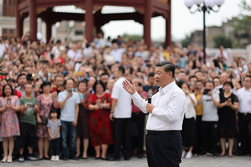10月12日至13日，中共中央總書記、國家主席、中央軍委主席習(xí)近平在廣東考察。這是13日下午，習(xí)近平在汕頭市小公園開埠區(qū)，同當(dāng)?shù)厝罕姾陀慰陀H切交流。 新華社記者 王曄 攝