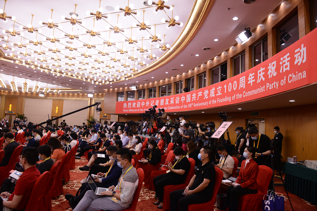 慶祝中國共產(chǎn)黨成立100周年活動(dòng)新聞中心第一場新聞發(fā)布會現(xiàn)場。人民網(wǎng) 張啟川攝