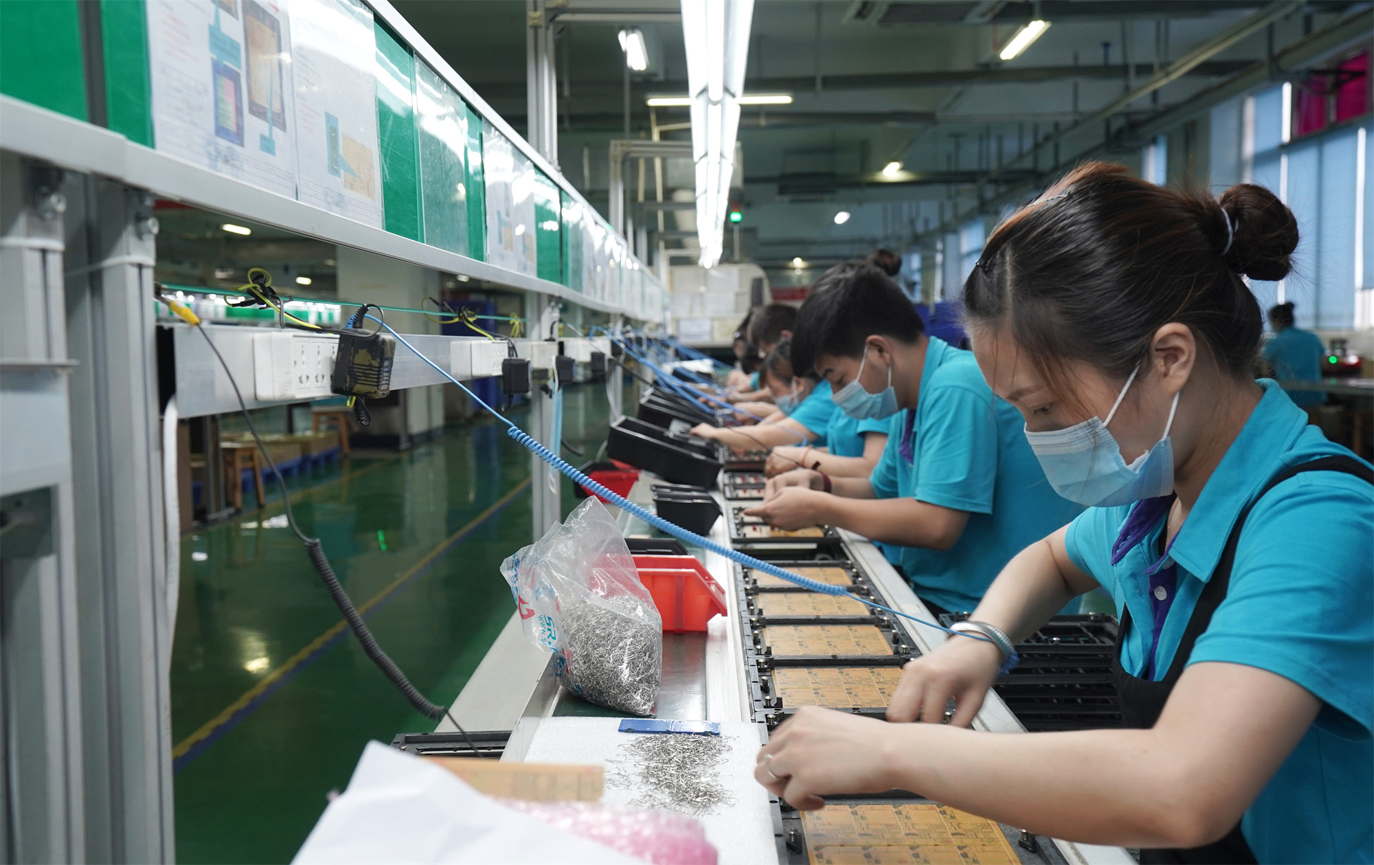 車間工人正在制作零部件。