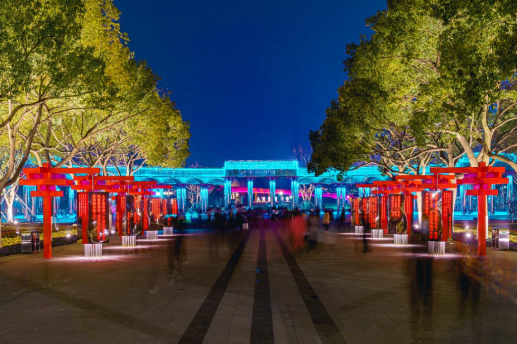 湖北武漢江漢區(qū)：夜幕下的炫彩世界