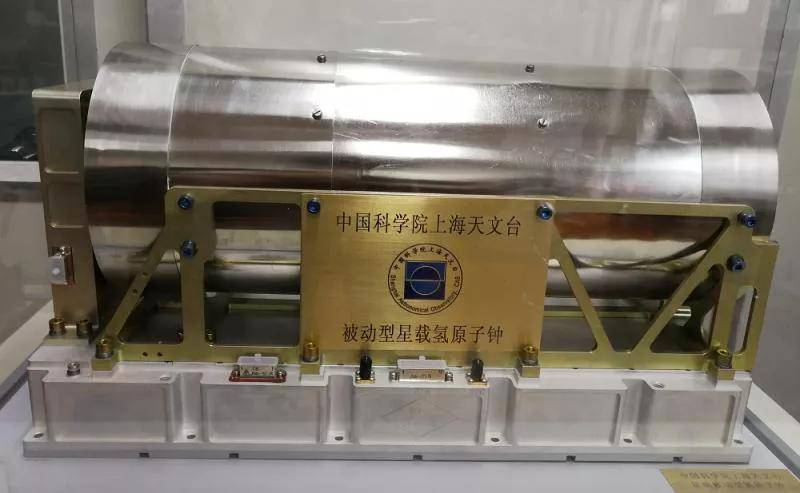 中國的北斗 世界的北斗2020年7月31日，北斗三號全球衛(wèi)星導(dǎo)航系統(tǒng)建成暨開通儀式在北京舉行。習(xí)近平總書記出席儀式，宣布北斗三號全球衛(wèi)星導(dǎo)航系統(tǒng)正式開通。這標志著我國建成了獨立自主、開放兼容的全球衛(wèi)星導(dǎo)航系統(tǒng)，中國北斗從此走向了服務(wù)全球、造福人類的時代舞臺。
