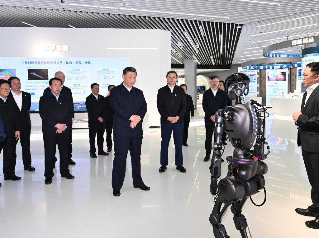 2023年11月28日下午，習(xí)近平在浦東新區(qū)張江科學(xué)城參觀上海科技創(chuàng)新成果展。新華社記者 謝環(huán)馳 攝