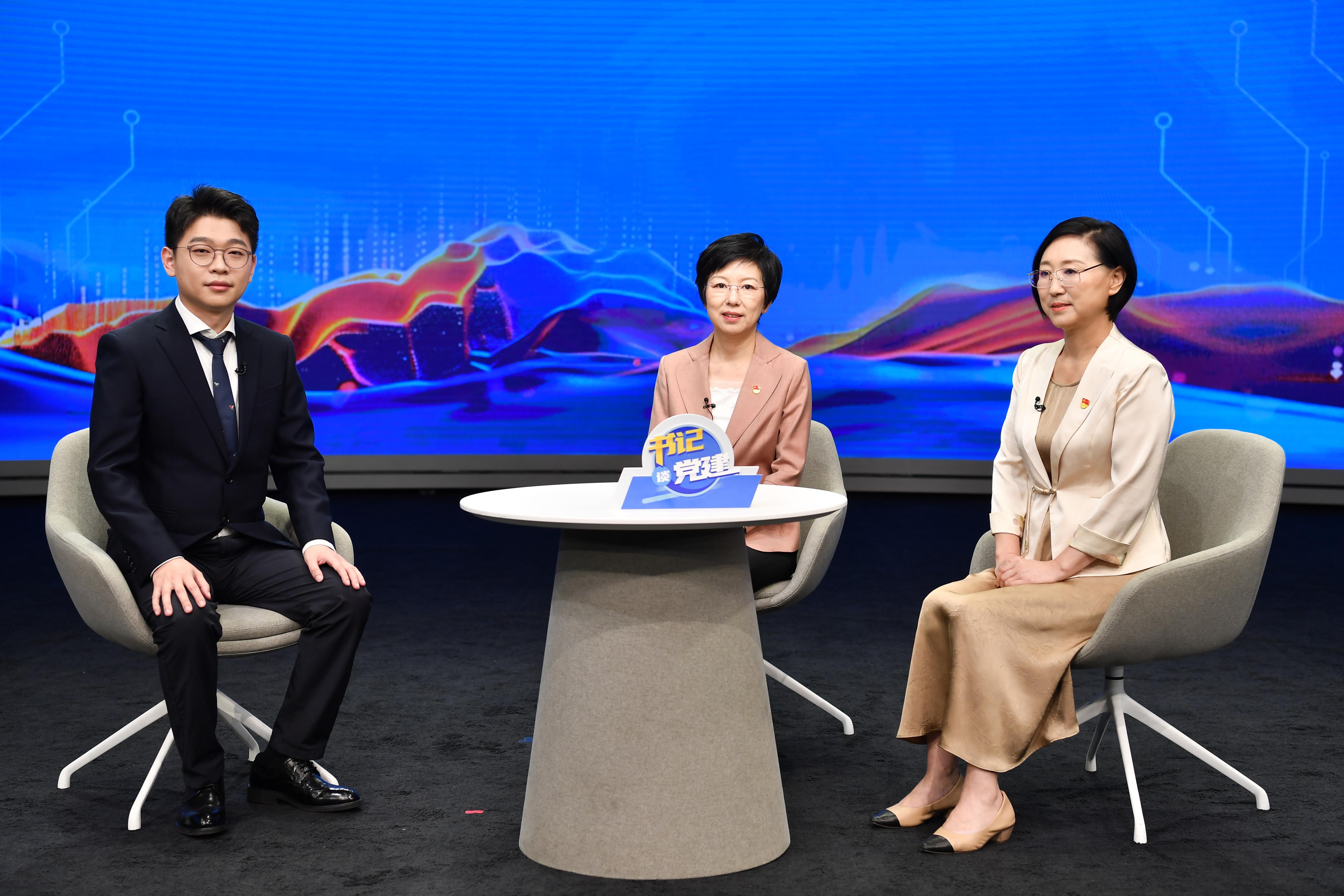 全國(guó)婦聯(lián)副主席、書記處書記章冬梅（中）和山東省臨沂市婦聯(lián)黨組書記、主席徐立娟（右）參加《書記談黨建》訪談。