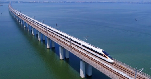 復(fù)興道路上的亮麗名片2024年6月24日，在全國科技大會、國家科學(xué)技術(shù)獎勵大會、兩院院士大會上，“復(fù)興號”高速列車項目榮獲2023年度國家科學(xué)技術(shù)進步獎特等獎。“高鐵技術(shù)樹起國際標桿”！習(xí)近平總書記出席大會並發(fā)表重要講話，深情點贊中國高鐵，並親自為“復(fù)興號”高速列車項目完成人代表頒發(fā)証書。