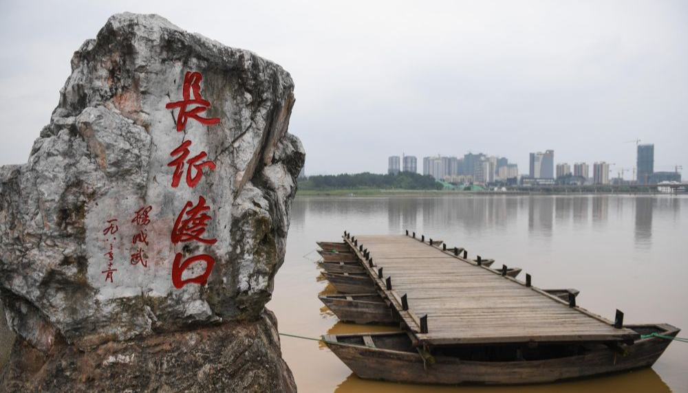 走好新時代的長征路 弘揚偉大長征精神1934年10月至1936年10月，我們黨領(lǐng)導(dǎo)紅軍，以非凡的智慧和大無畏的英雄氣概，戰(zhàn)勝千難萬險，付出巨大犧牲，勝利完成震撼世界、彪炳史冊的長征。習(xí)近平總書記指出，長征這一人類歷史上的偉大壯舉，留給我們最可寶貴的精神財富，就是中國共產(chǎn)黨人和紅軍將士用生命和熱血鑄就的偉大長征精神。