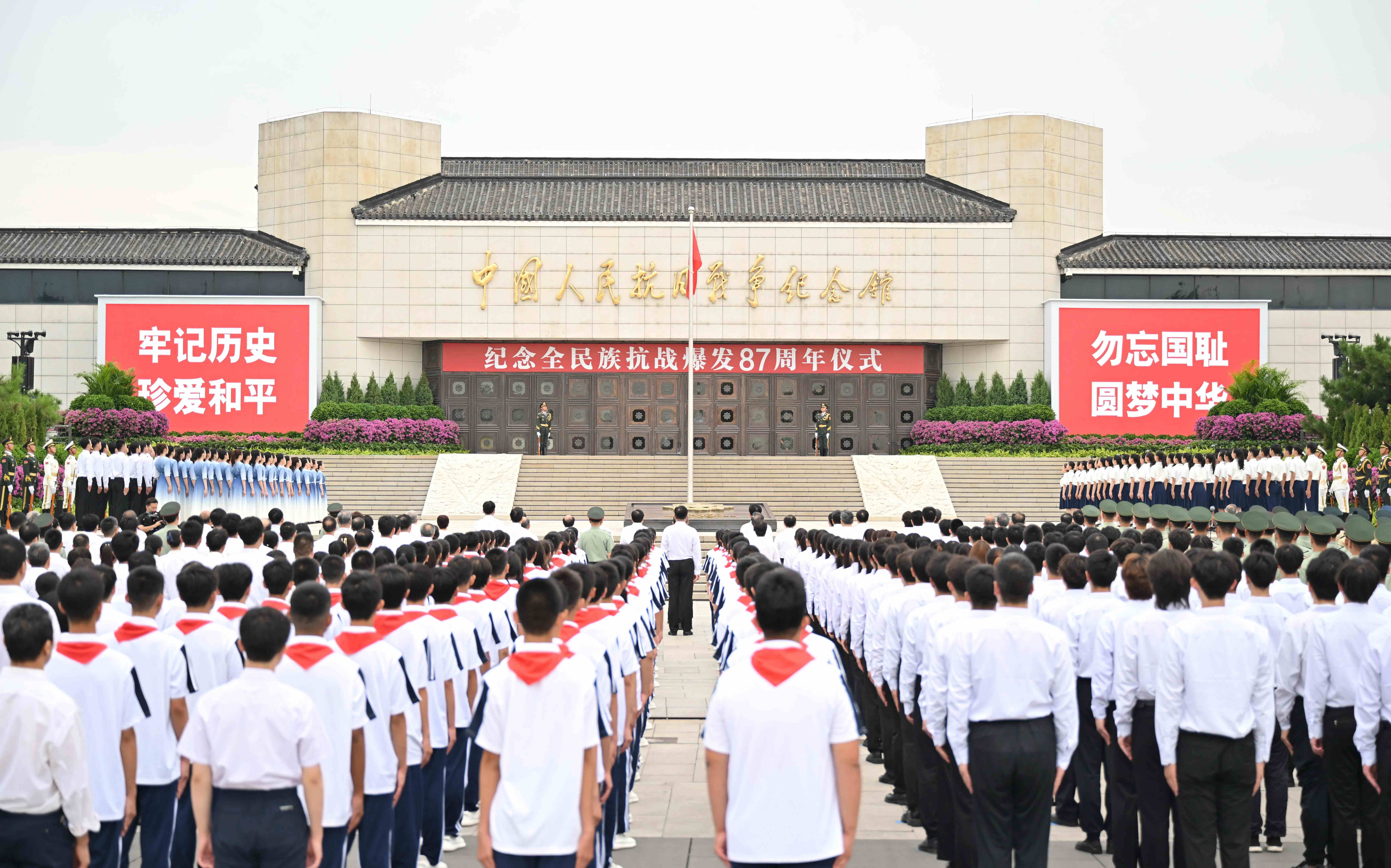偉大抗戰(zhàn)精神：中國人民彌足珍貴的精神財富中國人民經(jīng)過14年不屈不撓的浴血奮戰(zhàn)，打敗了窮兇極惡的日本軍國主義侵略者，取得中國人民抗日戰(zhàn)爭的偉大勝利。習(xí)近平總書記多次強調(diào)弘揚偉大抗戰(zhàn)精神，崇尚英雄、緬懷先烈，堅定不移走和平發(fā)展道路。建功偉大時代，仍須傳承和弘揚偉大抗戰(zhàn)精神。