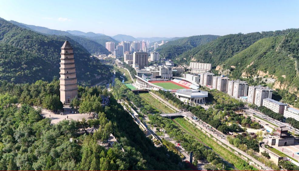 “弘揚延安精神”延安是中國革命的圣地、新中國的搖籃，老一輩革命家和老一代共產(chǎn)黨人在延安時期培育形成的延安精神是我們黨的寶貴精神財富。習(xí)近平總書記指出，延安精神“要代代傳承下去”。強國建設(shè)、民族復(fù)興的新征程上，我們要大力弘揚延安精神，凝聚風(fēng)雨無阻向前進(jìn)、越是艱險越向前的奮進(jìn)動力。