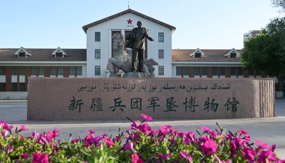 70年來，兵團(tuán)人作出不可磨滅的歷史貢獻(xiàn)兵團(tuán)充分發(fā)揚“熱愛祖國、無私奉獻(xiàn)、艱苦創(chuàng)業(yè)、開拓進(jìn)取”的兵團(tuán)精神，為推動新疆發(fā)展、增進(jìn)民族團(tuán)結(jié)、維護(hù)社會穩(wěn)定、鞏固國家邊防作出了不可磨滅的歷史貢獻(xiàn)。習(xí)近平總書記強調(diào)：兵團(tuán)的戰(zhàn)略地位不可替代。希望大家發(fā)揚兵團(tuán)精神，繼續(xù)努力、深化改革、腳踏實地、再接再厲，把兵團(tuán)建設(shè)得更強大更繁榮。