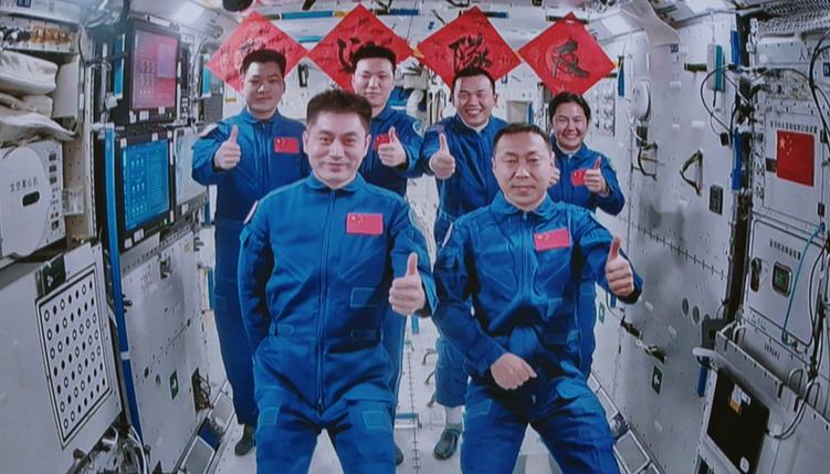 逐夢太空 接續(xù)奮斗2024年10月30日，神舟十九號載人飛船發(fā)射成功，6名航天員在中國空間站再度“會師”。習(xí)近平總書記指出，“建設(shè)航天強國要靠一代代人接續(xù)奮斗”，強調(diào)大力弘揚載人航天精神。21年間，我國已有24名航天員進(jìn)入太空，載人航天事業(yè)實現(xiàn)了跨越式發(fā)展，取得了舉世矚目的成就。