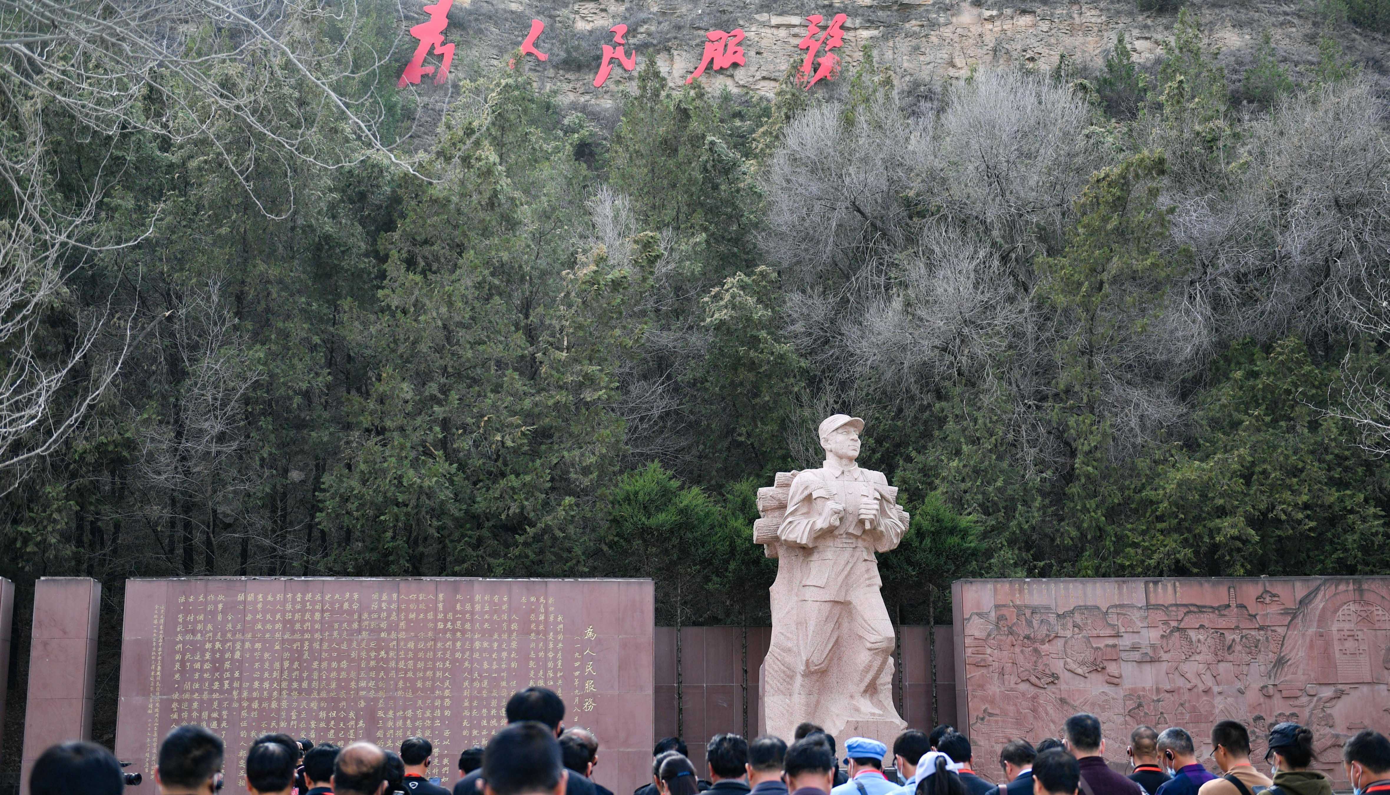 弘揚張思德精神 全心全意為人民服務(wù)1944年9月，毛澤東在參加戰(zhàn)士張思德的追悼會時，以“為人民服務(wù)”為題發(fā)表了影響深遠(yuǎn)的演講。全心全意為人民服務(wù)是中國共產(chǎn)黨的根本宗旨。"做什么工作都是為黨工作，都是為了人民的利益”，這是張思德始終不變的信念，也是他一生的生動寫照。