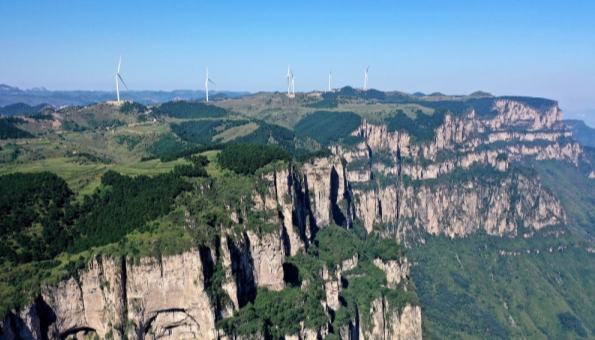 太行精神、呂梁精神是我們黨寶貴的精神財富抗日戰(zhàn)爭時期，在中華民族危亡關(guān)頭，中國共產(chǎn)黨領(lǐng)導(dǎo)八路軍和太行、呂梁兒女，前赴后繼、浴血奮戰(zhàn)，譜寫了抗擊日本侵略者的英雄篇章，培育和造就了太行精神、呂梁精神。這是偉大抗戰(zhàn)精神的具體體現(xiàn)，是中國共產(chǎn)黨人精神譜系的重要組成部分，永遠(yuǎn)是中華民族的寶貴精神財富。