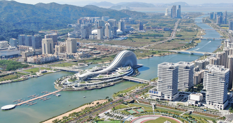 琴澳和鳴 習近平心系兩地合作發展譜新篇2024年12月19日上午，中共中央總書記、國家主席、中央軍委主席習近平來到橫琴粵澳深度合作區考察。習近平在橫琴天沐琴臺展示廳澳門新街坊項目展區前，同居住在這裡的市民代表親切交談。