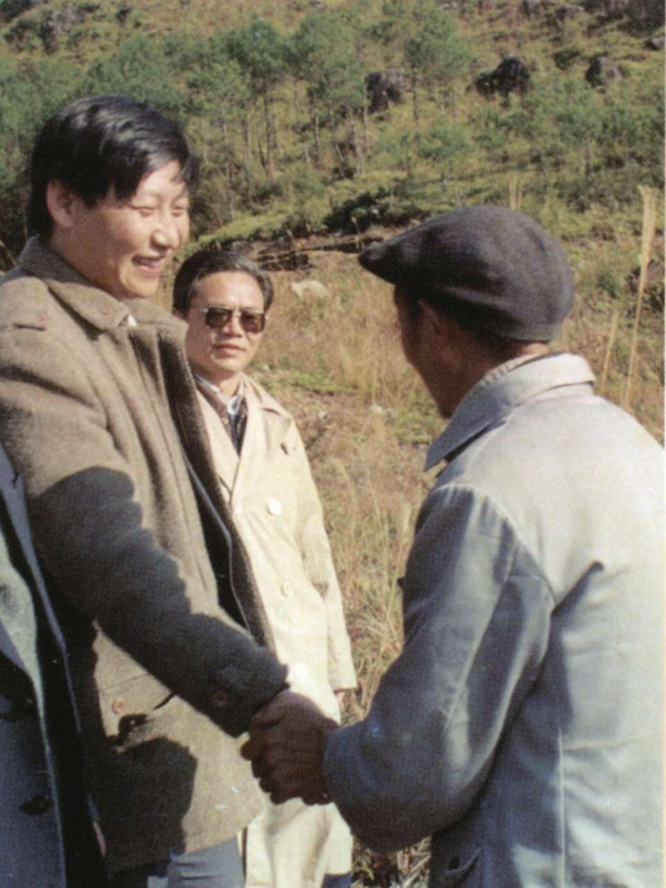 1989年1月，習(xí)近平到周寧縣走訪種林專業(yè)戶。（圖源：《習(xí)近平在寧德》）