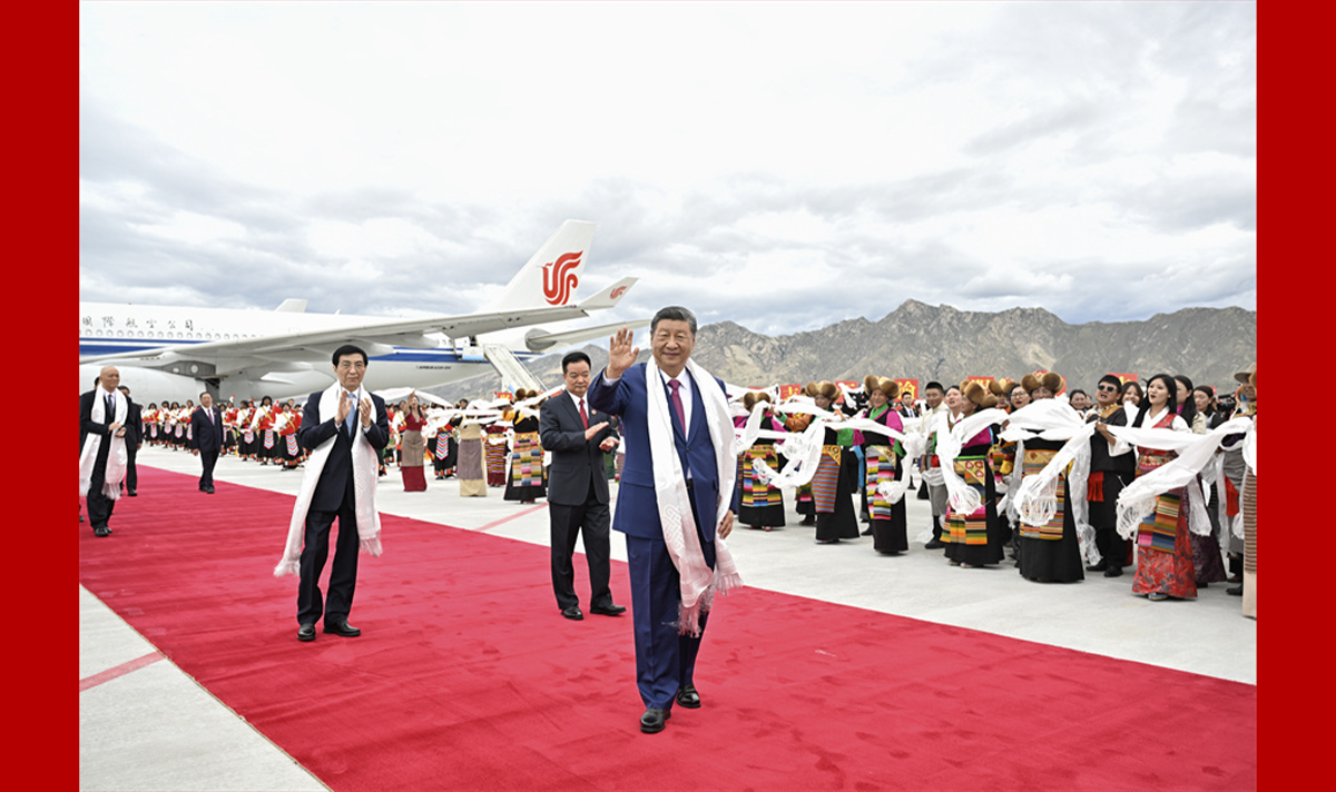 習近平率中央代表團抵達拉薩出席西藏自治區成立60周年慶祝活動