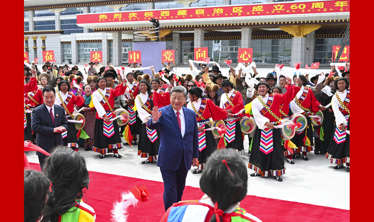 習近平在出席西藏自治區成立60周年慶祝活動后返回北京