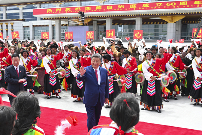習近平在出席西藏自治區成立60周年慶祝活動后返回北京