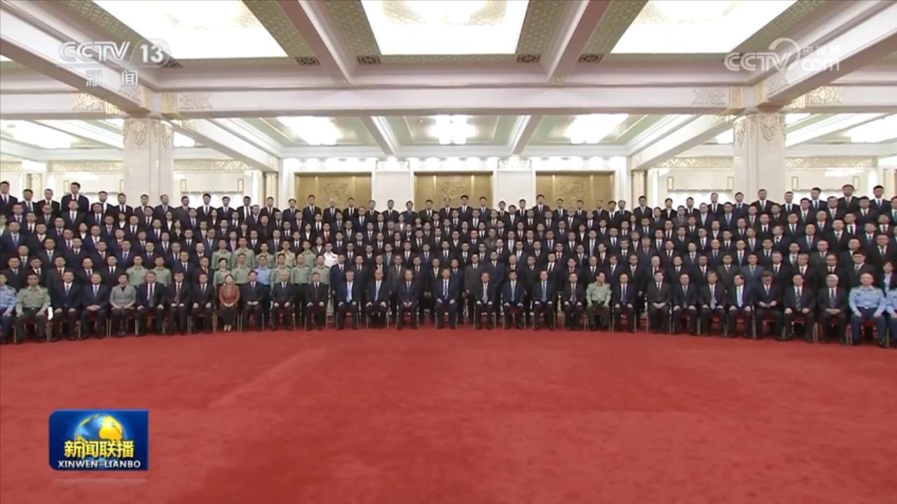習近平在接見探月工程嫦娥六號任務參研參試人員代表時發表重要講話強調 再接再厲乘勢而上 加快建設航天強國 并參觀月球樣品和探月工程成果展覽