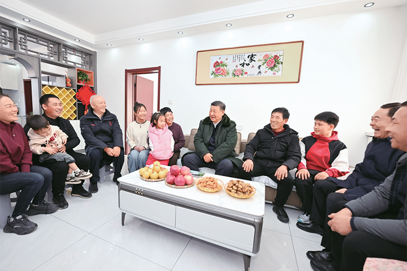 2025年1月22日至24日，中共中央總書記、國家主席、中央軍委主席習近平冒著嚴寒來到遼寧，看望慰問基層干部群眾。這是22日下午，習近平在葫蘆島市綏中縣明水滿族鄉祝家溝村考察時，同村民王寶維一家圍坐一起拉家常。 新華社記者 謝環馳/攝