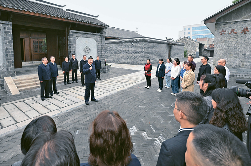 2024年10月17日至18日，中共中央總書記、國家主席、中央軍委主席習近平在安徽考察。這是17日下午，習近平在安慶桐城市六尺巷考察時，同當地居民和游客親切交流。 新華社記者 申宏/攝