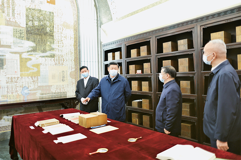 2023年6月2日，中共中央總書記、國(guó)家主席、中央軍委主席習(xí)近平在北京出席文化傳承發(fā)展座談會(huì)並發(fā)表重要講話。這是座談會(huì)前，習(xí)近平1日下午在中國(guó)國(guó)家版本館考察時(shí)，在蘭臺(tái)洞庫(kù)了解館藏精品版本保存情況。 新華社記者 鞠鵬/攝