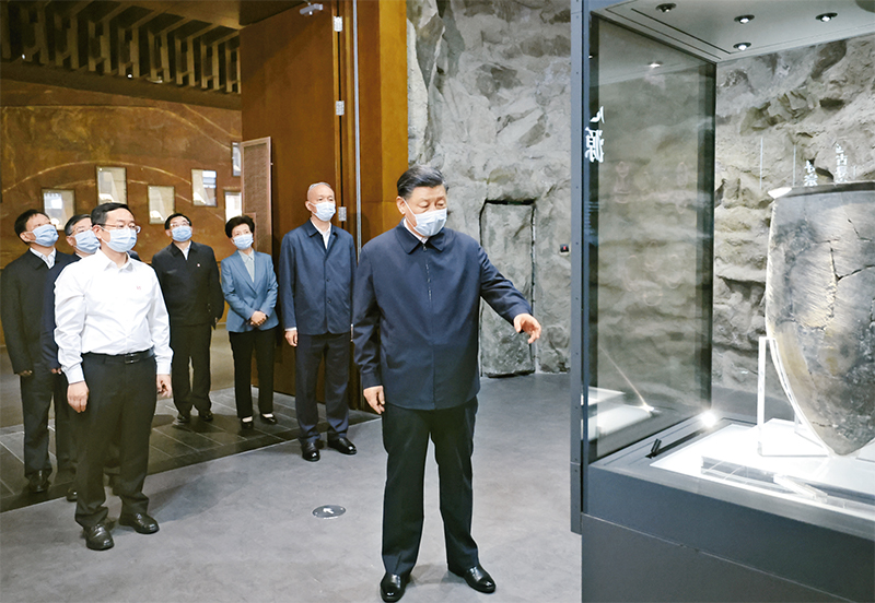 2023年6月2日，中共中央總書記、國(guó)家主席、中央軍委主席習(xí)近平在北京出席文化傳承發(fā)展座談會(huì)並發(fā)表重要講話。這是座談會(huì)前，習(xí)近平2日下午在中國(guó)歷史研究院考察。 新華社記者 鞠鵬/攝