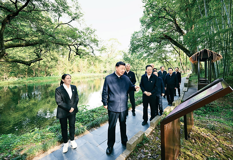 2023年10月10日至13日，中共中央總書記、國家主席、中央軍委主席習(xí)近平在江西考察。這是11日下午，習(xí)近平在上饒市婺源縣秋口鎮(zhèn)王村石門自然村考察時(shí)，了解饒河源國家濕地公園和極度瀕危鳥類藍(lán)冠噪鹛保護(hù)等情況。 新華社記者 謝環(huán)馳/攝