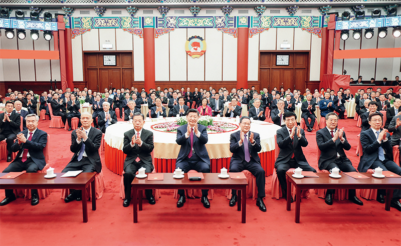 2023年12月29日，全國政協(xié)在北京舉行新年茶話會(huì)。黨和國家領(lǐng)導(dǎo)人習(xí)近平、李強(qiáng)、趙樂際、王滬寧、蔡奇、丁薛祥、李希、韓正出席茶話會(huì)並觀看演出。 新華社記者 鞠鵬/攝