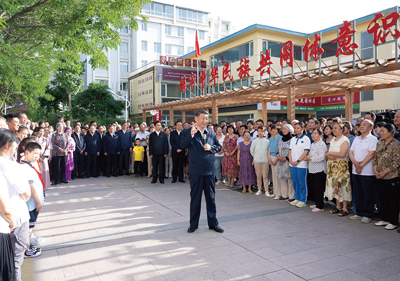 2024年6月19日至20日，中共中央總書記、國家主席、中央軍委主席習(xí)近平在寧夏考察。這是19日下午，習(xí)近平在銀川市金鳳區(qū)長城花園社區(qū)考察時，同社區(qū)居民親切交流。 新華社記者 謝環(huán)馳/攝