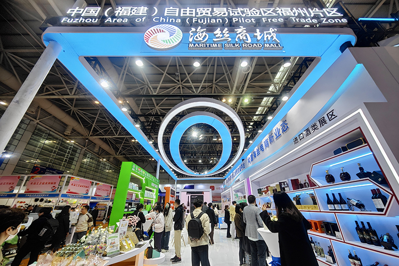 2024年3月18日，第四屆中國跨境電商交易會在福建福州開幕。展會聚焦“鏈接跨境全流域 共建電商新生態(tài)”，集聚全國80余個外貿(mào)產(chǎn)業(yè)帶的上千家供應(yīng)鏈企業(yè)。