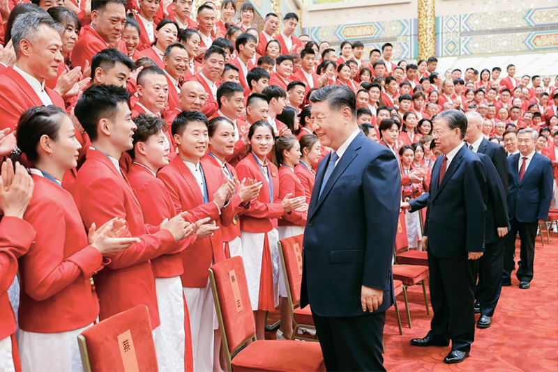 2024年8月20日，黨和國(guó)家領(lǐng)導(dǎo)人習(xí)近平、趙樂(lè)際、王滬寧、蔡奇、李希、韓正等在人民大會(huì)堂接見(jiàn)第33屆夏季奧林匹克運(yùn)動(dòng)會(huì)中國(guó)體育代表團(tuán)全體成員。 新華社記者 鞠鵬/攝