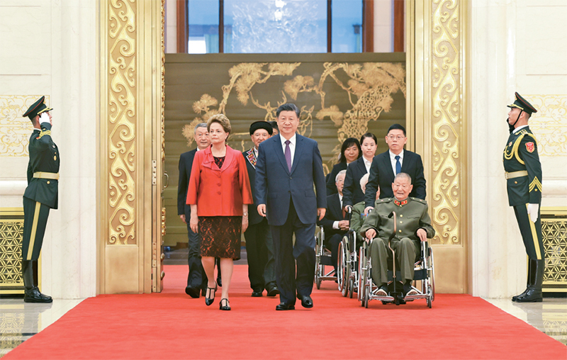 2024年9月29日，中華人民共和國(guó)國(guó)家勛章和國(guó)家榮譽(yù)稱號(hào)頒授儀式在北京人民大會(huì)堂金色大廳隆重舉行。中共中央總書(shū)記、國(guó)家主席、中央軍委主席習(xí)近平同國(guó)家勛章和國(guó)家榮譽(yù)稱號(hào)獲得者一同步入會(huì)場(chǎng)。 新華社記者 王曄/攝　　