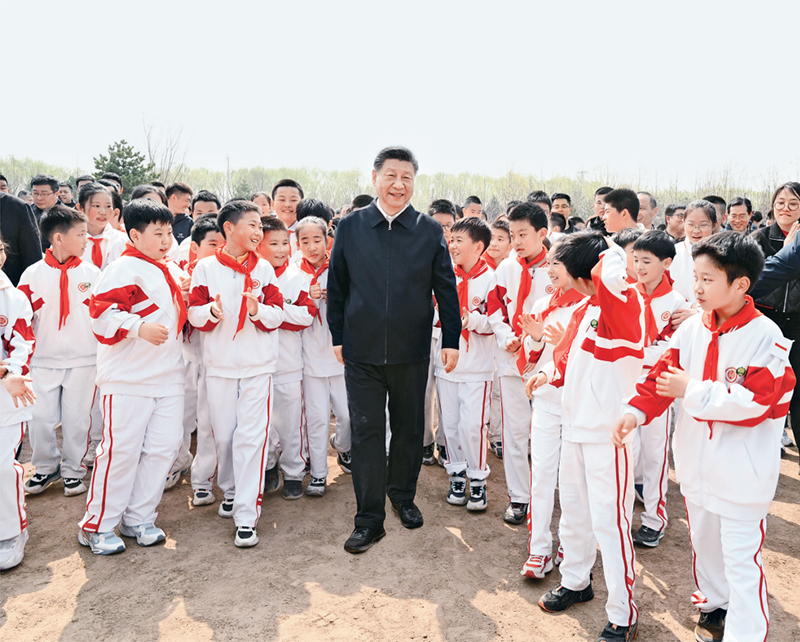 2024年4月3日，黨和國(guó)家領(lǐng)導(dǎo)人習(xí)近平、李強(qiáng)、趙樂(lè)際、王滬寧、蔡奇、丁薛祥、李希、韓正等來(lái)到北京市通州區(qū)潞城鎮(zhèn)參加首都義務(wù)植樹(shù)活動(dòng)。這是習(xí)近平同少先隊(duì)員在一起。 新華社記者 李學(xué)仁/攝